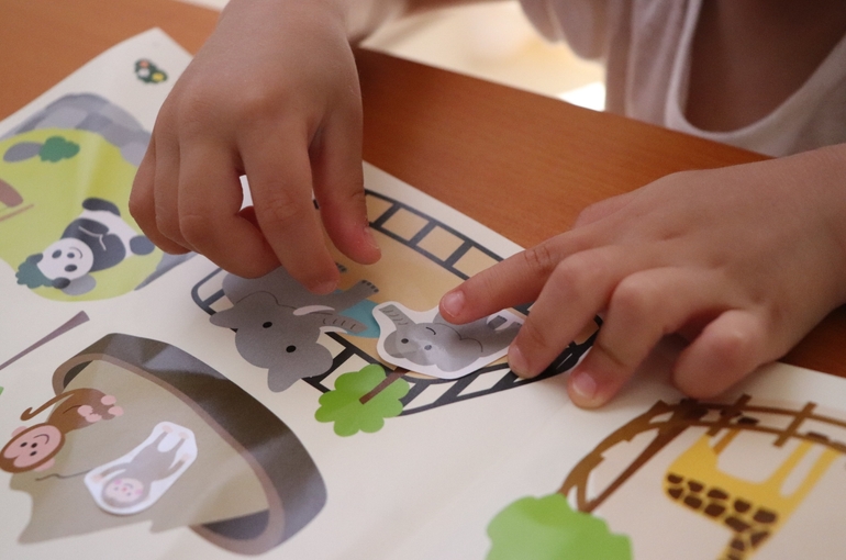子どもシール貼りイメージ